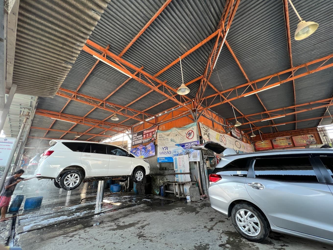 Mobil pelanggan naik hidrolik di area cuci Jakarta Int'l Denso, Jl. Garuda No. 2 Cirebon