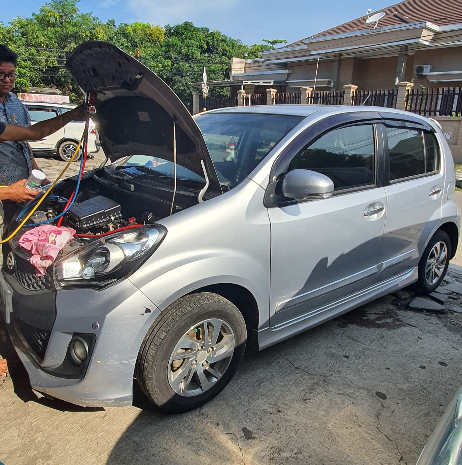 Teknisi memeriksa AC mobil pelanggan