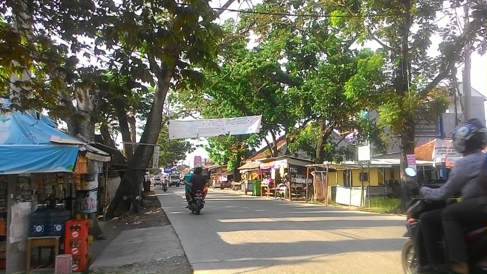 Jalan Ki Ageng Tepak, Palimanan, Kabupaten Cirebon, di siang hari yang cerah