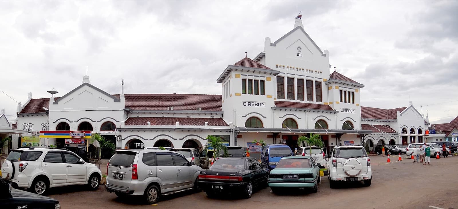 Mobil terparkir di depan Stasiun Cirebon Kejaksan