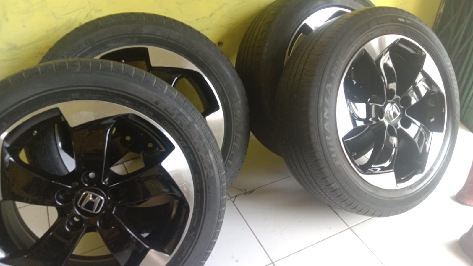 Deretan velg mobil berbagai ukuran dan model