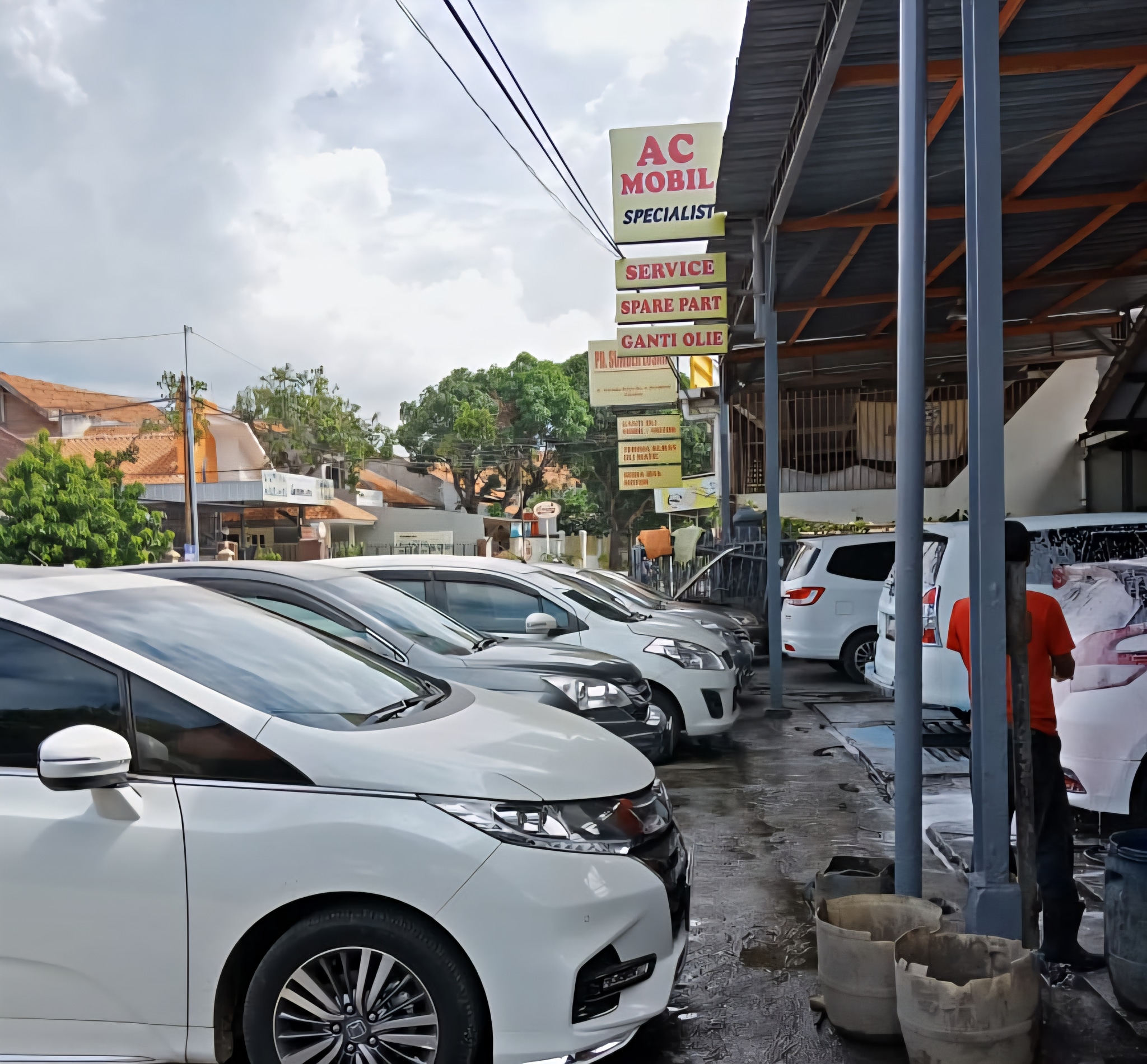 Bengkel AC mobil terpercaya di Cirebon - Teknisi profesional sedang memperbaiki sistem AC kendaraan